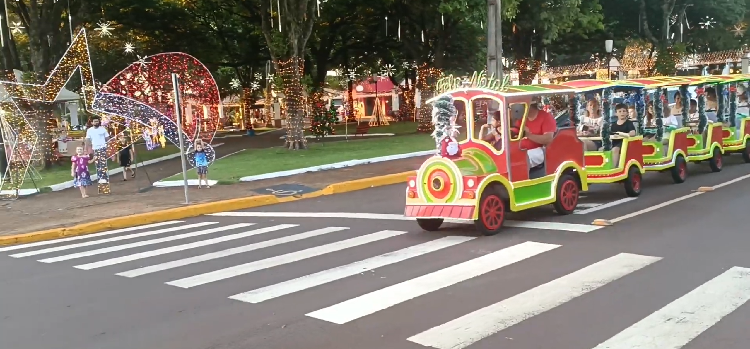Luzes e Encanto sobre rodas, levou magia do Natal pelas ruas de Marechal Cândido Rondon (Vídeo)