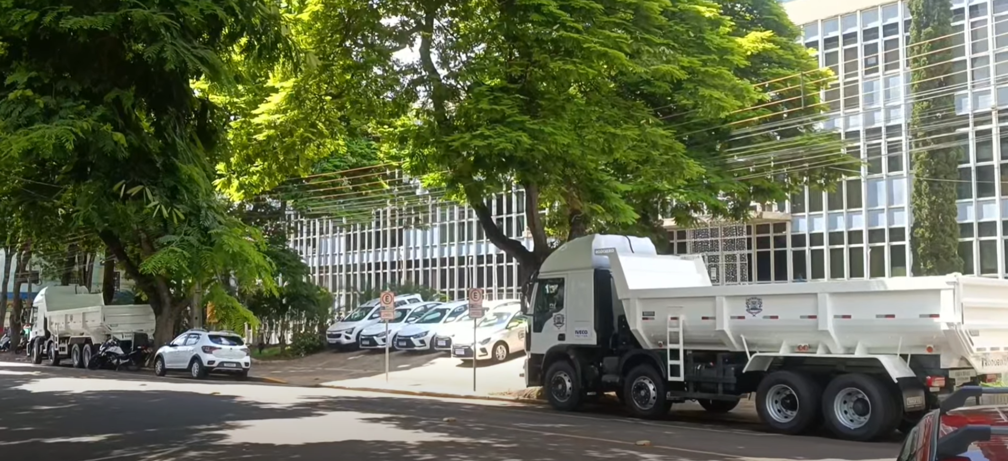 Dois caminhões bitruck e cinco carros leves reforçam a frota da Prefeitura rondonense em 2026