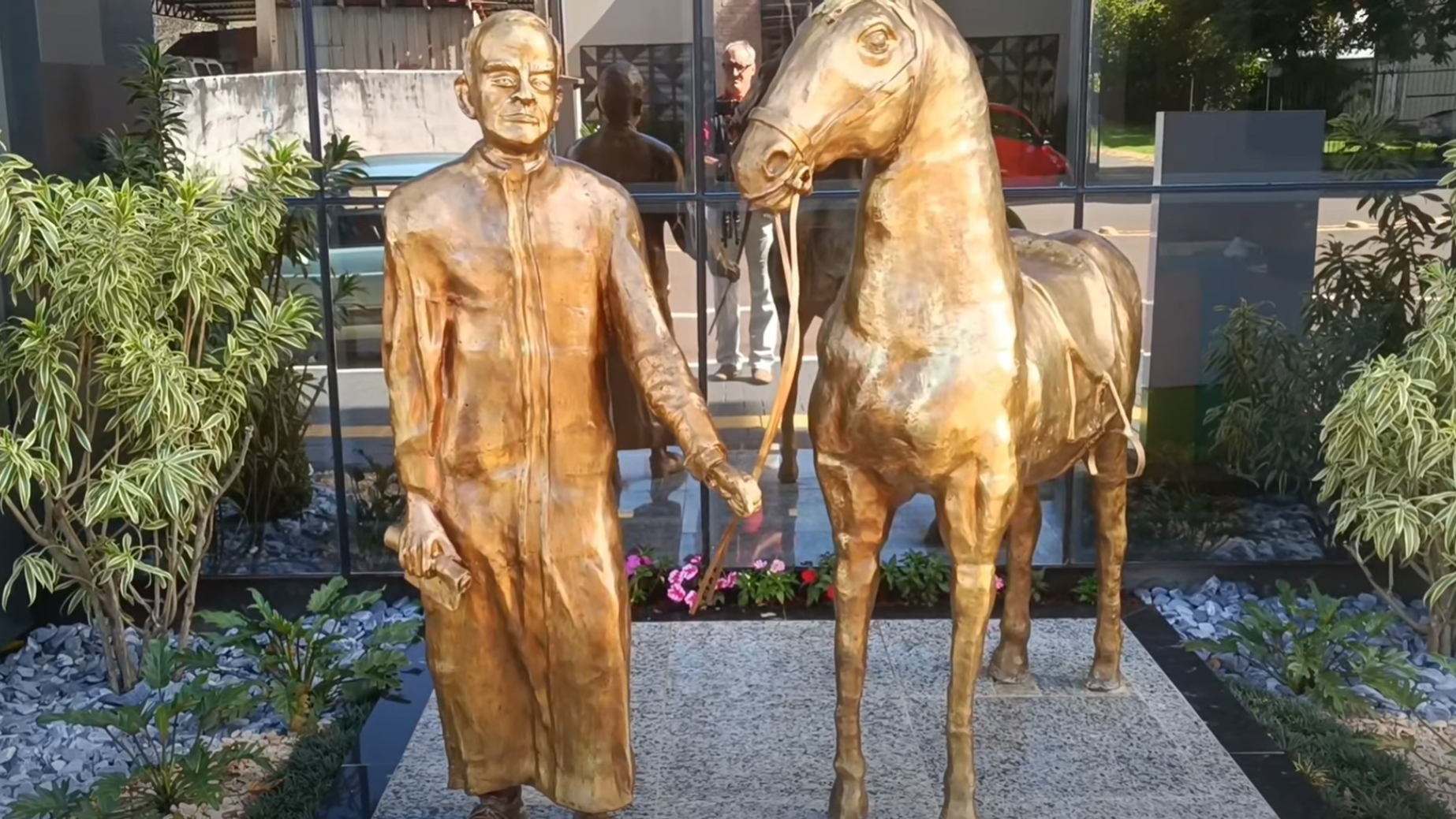 Na manhã desta terça-feira (30) a reportagem Transmitir visitou o monumento que fica em frente ao prédio do Sicredi Aliança PR/SP