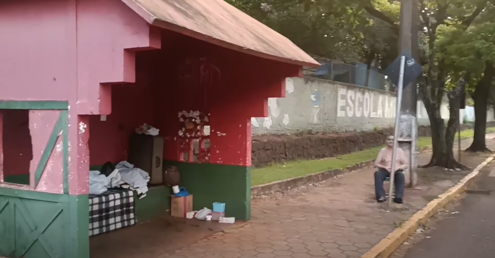 Exclusivo: Senhor Aparecido explica por que resolveu morar em ponto de ônibus em Marechal Rondon